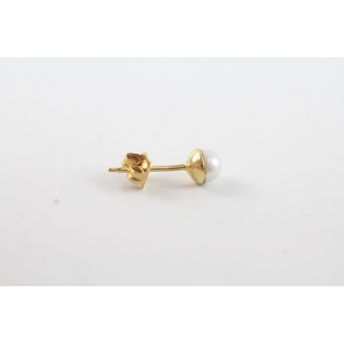 35 - 14ct gold pearl single stone earrings (0.9g)