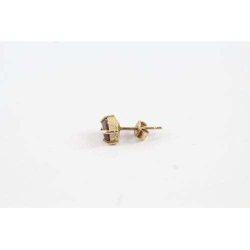 42 - 9ct gold garnet stud earrings (1g)