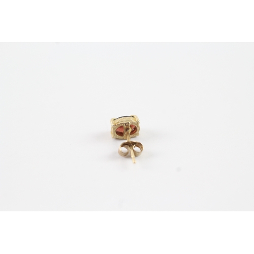 42 - 9ct gold garnet stud earrings (1g)