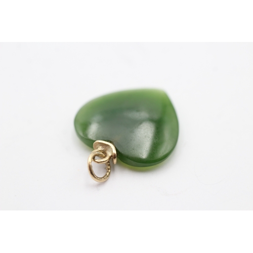 49 - 9ct gold heart shaped jade pendant (2.9g)