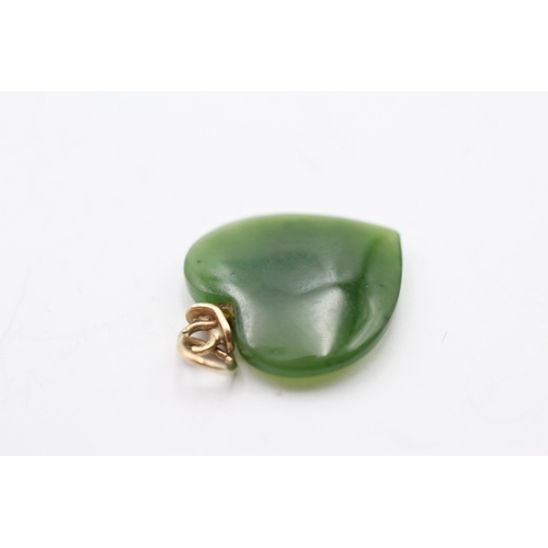 49 - 9ct gold heart shaped jade pendant (2.9g)