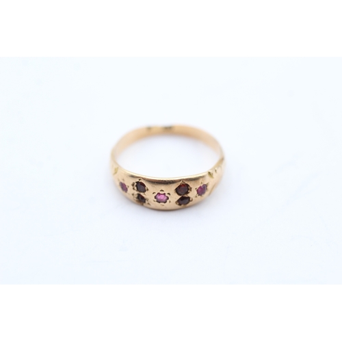 59 - 15ct gold garnet & ruby dress ring (2.2g) Size K