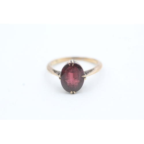 82 - 9ct gold vintage oval cut garnet dress ring, claw set (2g) Size K