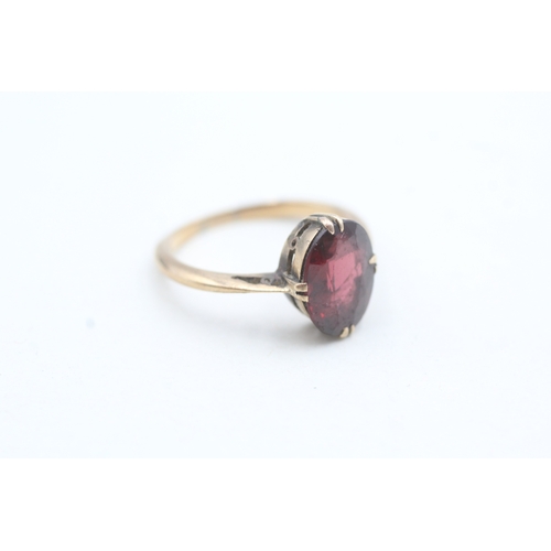 82 - 9ct gold vintage oval cut garnet dress ring, claw set (2g) Size K