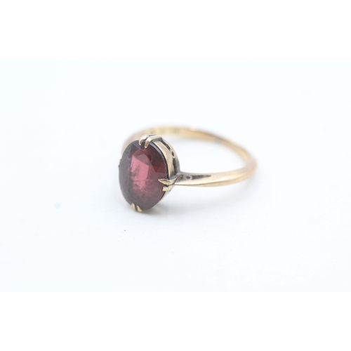 82 - 9ct gold vintage oval cut garnet dress ring, claw set (2g) Size K