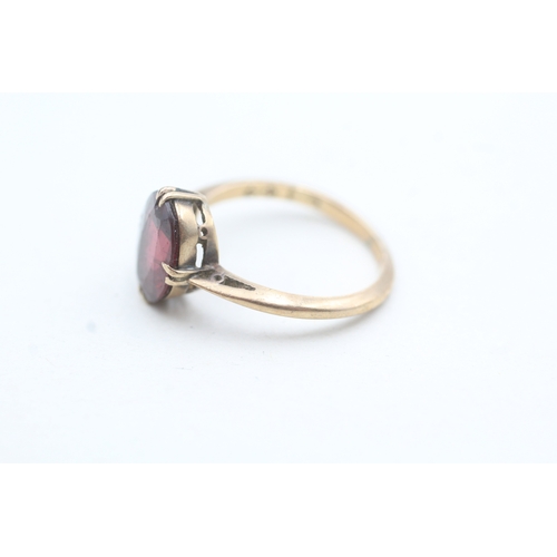 82 - 9ct gold vintage oval cut garnet dress ring, claw set (2g) Size K