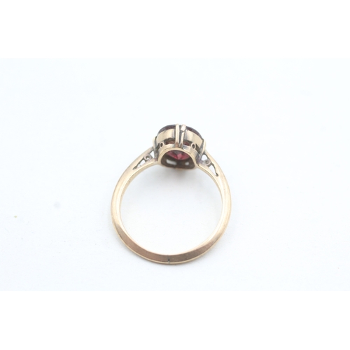 82 - 9ct gold vintage oval cut garnet dress ring, claw set (2g) Size K