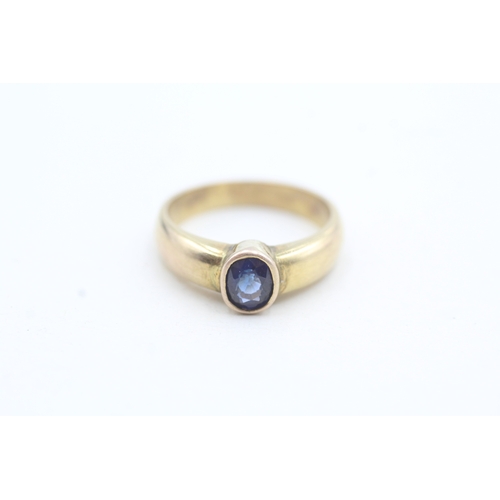 99 - 9ct gold bezel set sapphire ring (3.4g) Size I 1/2