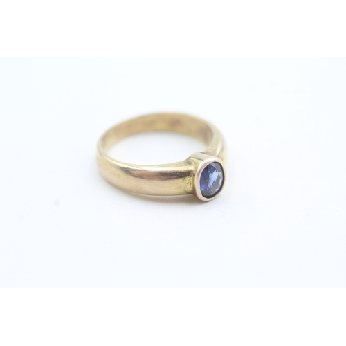 99 - 9ct gold bezel set sapphire ring (3.4g) Size I 1/2