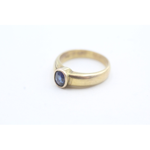 99 - 9ct gold bezel set sapphire ring (3.4g) Size I 1/2