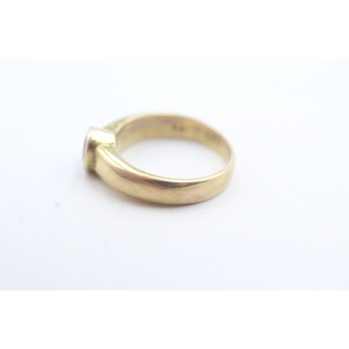 99 - 9ct gold bezel set sapphire ring (3.4g) Size I 1/2