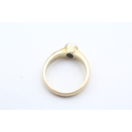 99 - 9ct gold bezel set sapphire ring (3.4g) Size I 1/2