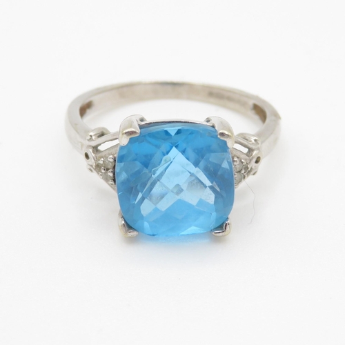 9ct white gold blue gemstone set cocktail ring (3.2g) Size O