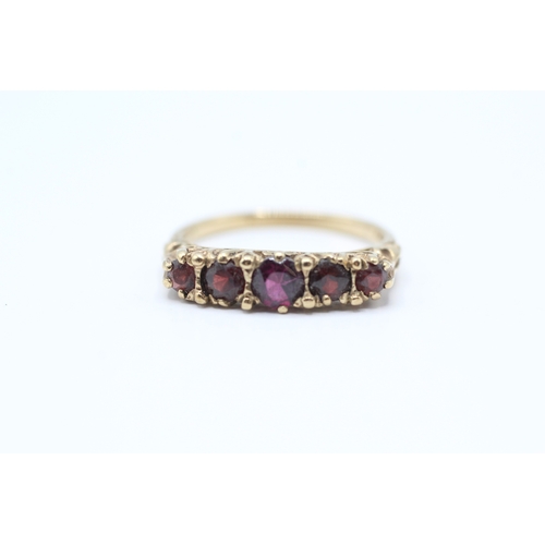 101 - 9ct gold vintage garnet five stone ring with patterned gallery (2.2g) Size O