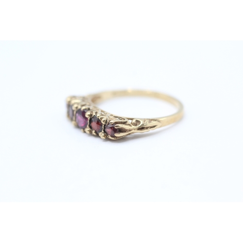 101 - 9ct gold vintage garnet five stone ring with patterned gallery (2.2g) Size O