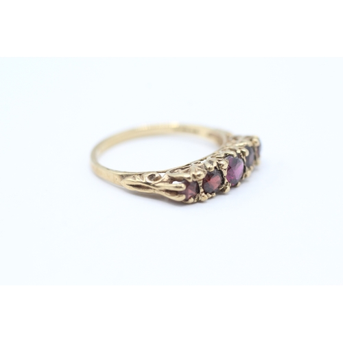 101 - 9ct gold vintage garnet five stone ring with patterned gallery (2.2g) Size O