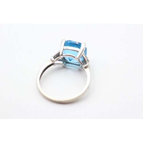 102 - 9ct white gold blue gemstone set cocktail ring (3.2g) Size O