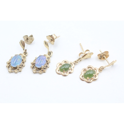 106 - 2x 9ct gold nephrite & opal triplet drop earrings (2.1g)