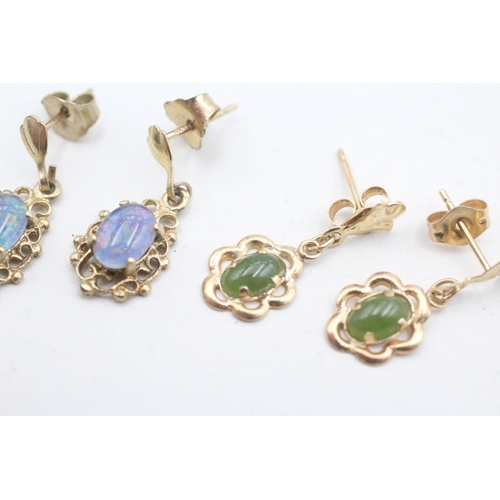 106 - 2x 9ct gold nephrite & opal triplet drop earrings (2.1g)