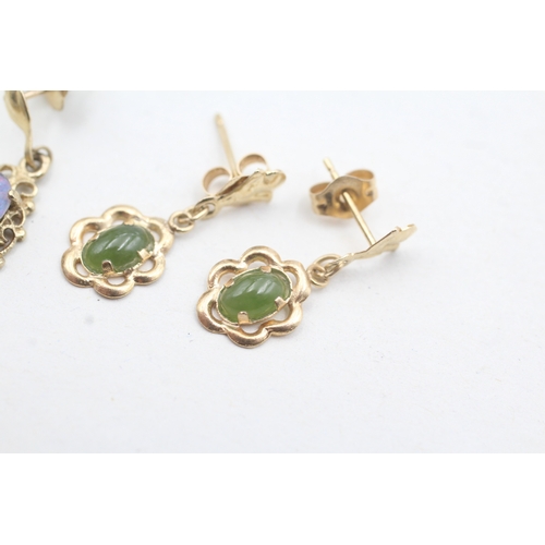 106 - 2x 9ct gold nephrite & opal triplet drop earrings (2.1g)