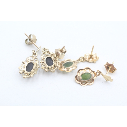 106 - 2x 9ct gold nephrite & opal triplet drop earrings (2.1g)