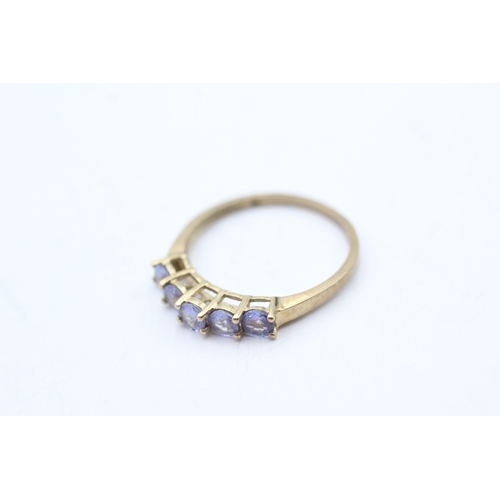 110 - 9ct gold tanzanite five stone ring, claw set (1.6g) Size P