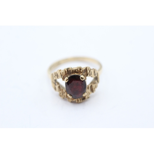 113 - 9ct gold vintage garnet bark effect dress ring (3.3g) Size N