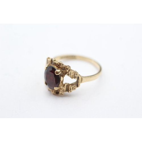 113 - 9ct gold vintage garnet bark effect dress ring (3.3g) Size N