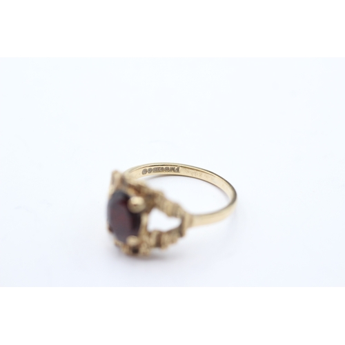 113 - 9ct gold vintage garnet bark effect dress ring (3.3g) Size N