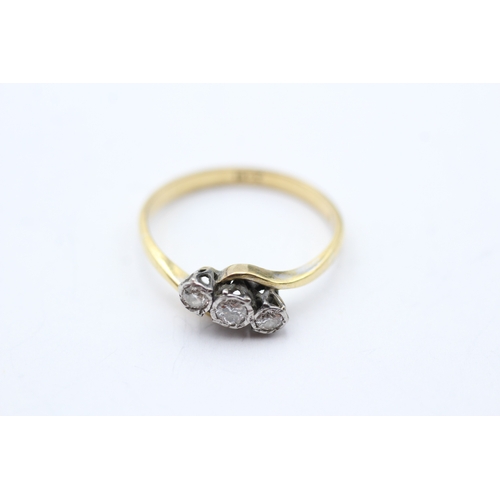 114 - 18ct gold vintage diamond trilogy ring (2.6g) Size N