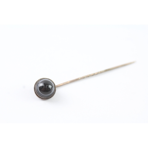 122 - 15ct gold vintage agate stick pin with a low carat pin (1.9g)