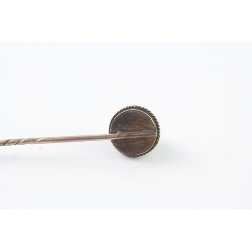 122 - 15ct gold vintage agate stick pin with a low carat pin (1.9g)