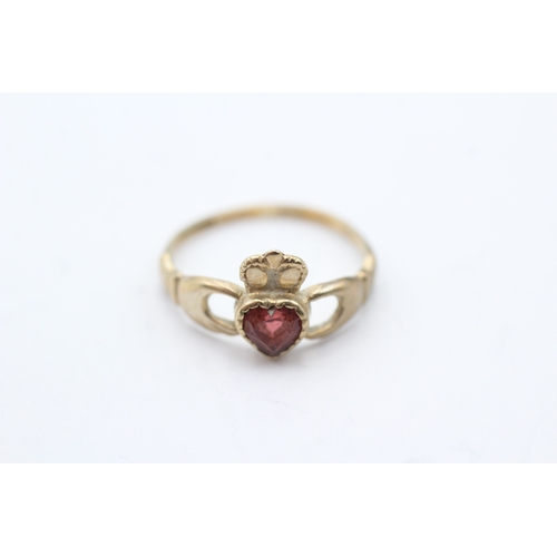 125 - 9ct gold vintage garnet Irish claddah ring (1.5g) Size M