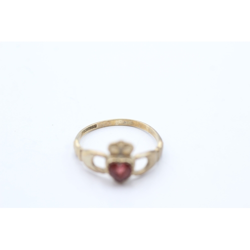 125 - 9ct gold vintage garnet Irish claddah ring (1.5g) Size M