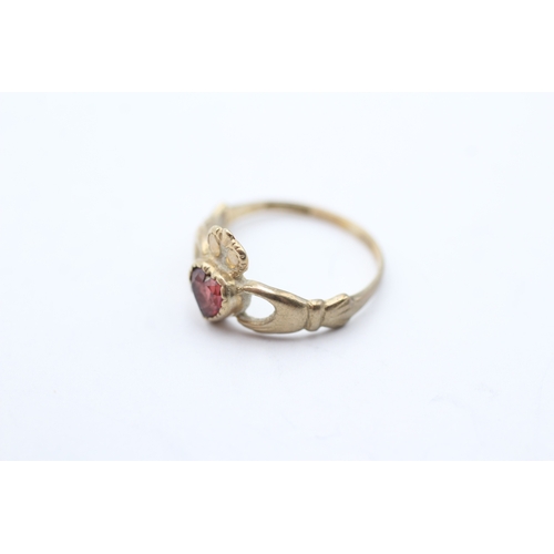 125 - 9ct gold vintage garnet Irish claddah ring (1.5g) Size M