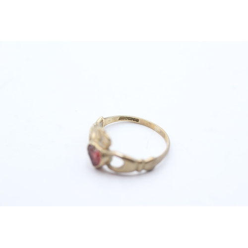 125 - 9ct gold vintage garnet Irish claddah ring (1.5g) Size M