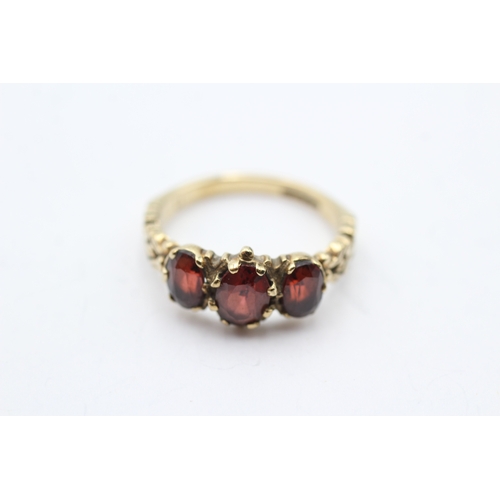 126 - 9ct gold vintage garnet trilogy ring (3.4g) Size O