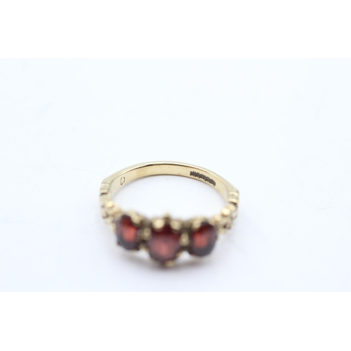 126 - 9ct gold vintage garnet trilogy ring (3.4g) Size O