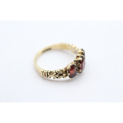 126 - 9ct gold vintage garnet trilogy ring (3.4g) Size O