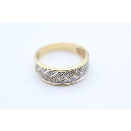 13 - 14ct gold diamond patterned half eternity ring (3.4g) Size P