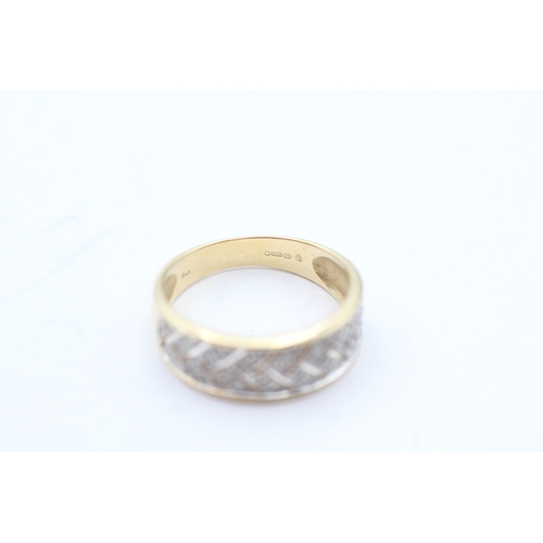 13 - 14ct gold diamond patterned half eternity ring (3.4g) Size P