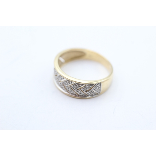 13 - 14ct gold diamond patterned half eternity ring (3.4g) Size P