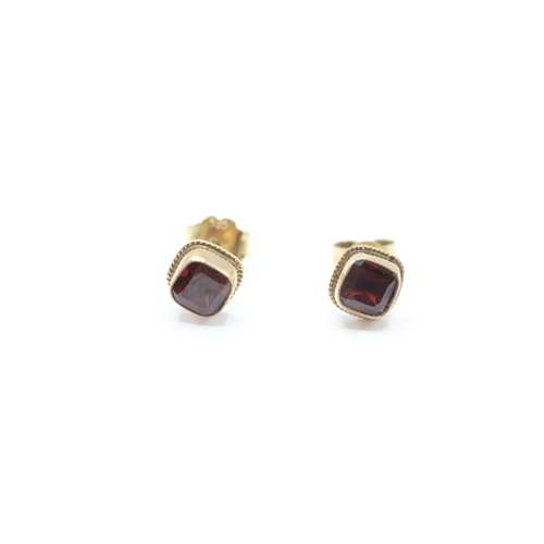 132 - 9ct gold garnet stud earrings (1.4g)