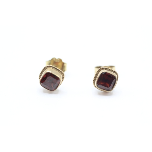 132 - 9ct gold garnet stud earrings (1.4g)