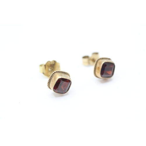 132 - 9ct gold garnet stud earrings (1.4g)