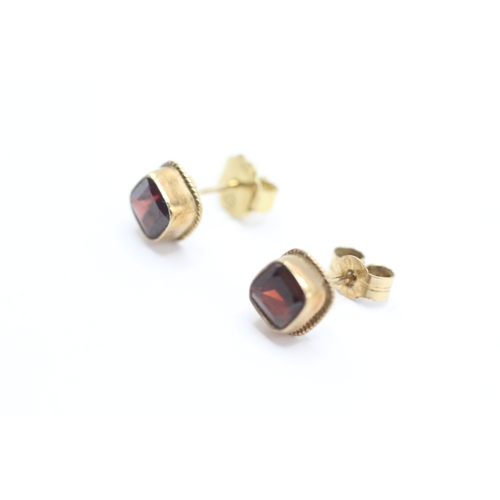 132 - 9ct gold garnet stud earrings (1.4g)