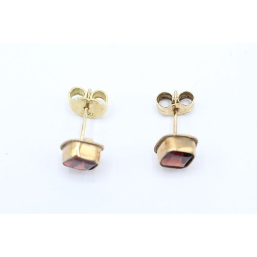 132 - 9ct gold garnet stud earrings (1.4g)