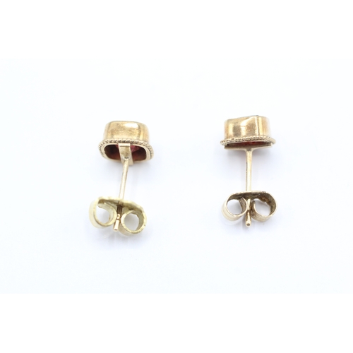 132 - 9ct gold garnet stud earrings (1.4g)