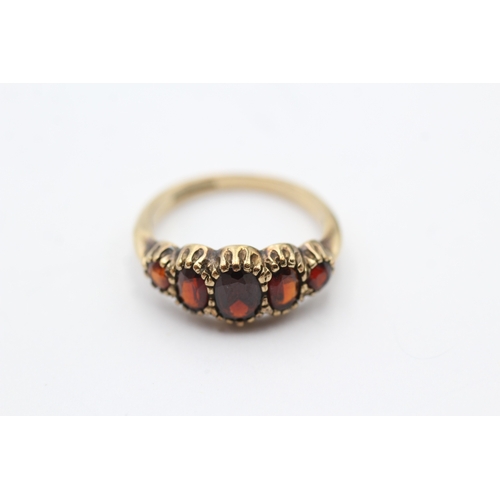 134 - 9ct gold vintage garnet five stone ring (2.4g) Size L