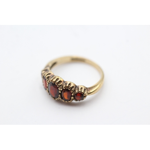 134 - 9ct gold vintage garnet five stone ring (2.4g) Size L